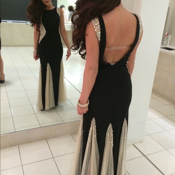 Gorgeous black and beige gown. - Picture 2 of 4